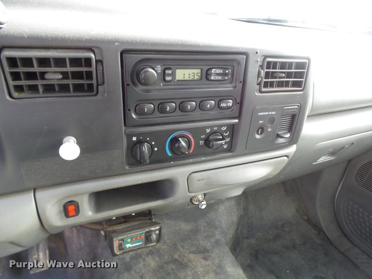 image for item L7211 2004 Ford F350 Super Duty XL utility truck