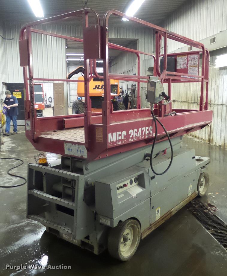image for item AL9012 2000 Mec 2647ES scissor lift