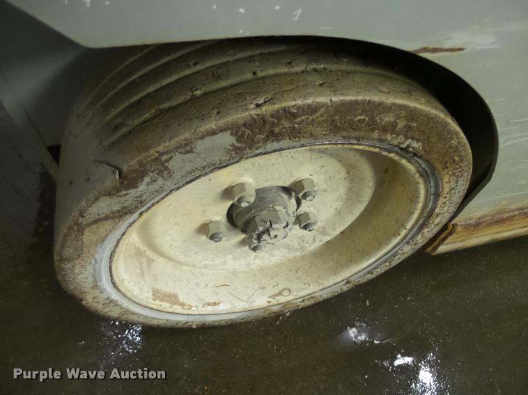 image for item AL9012 2000 Mec 2647ES scissor lift