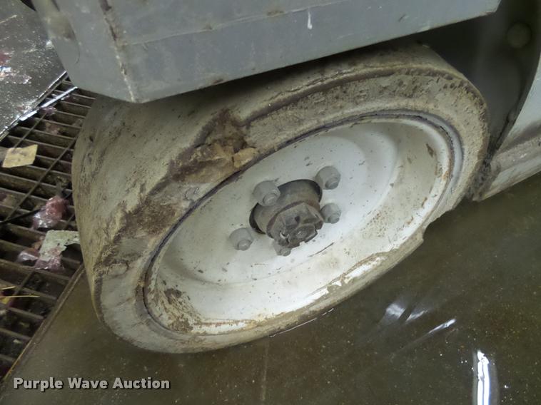 image for item AL9012 2000 Mec 2647ES scissor lift