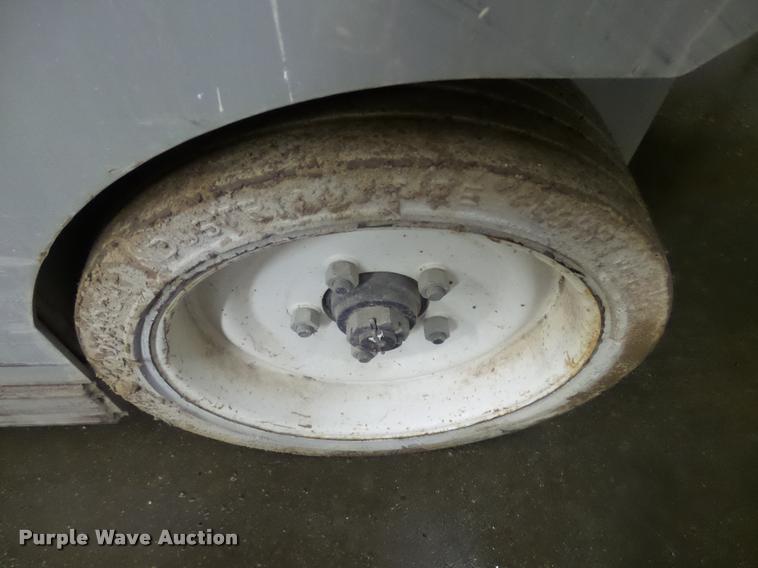 image for item AL9012 2000 Mec 2647ES scissor lift