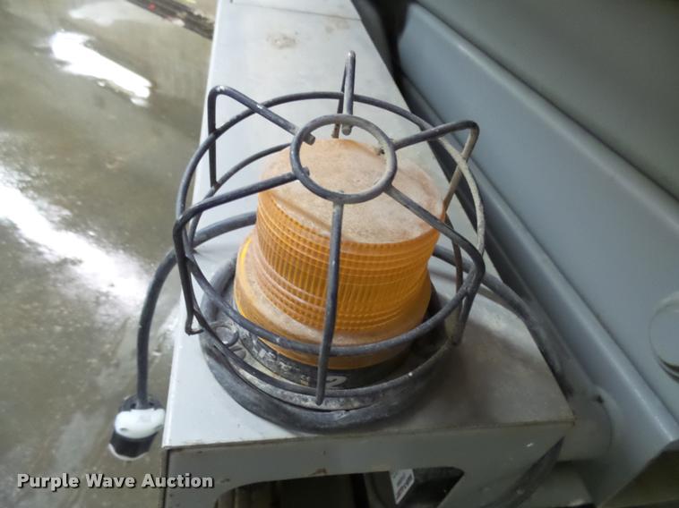 image for item AL9012 2000 Mec 2647ES scissor lift