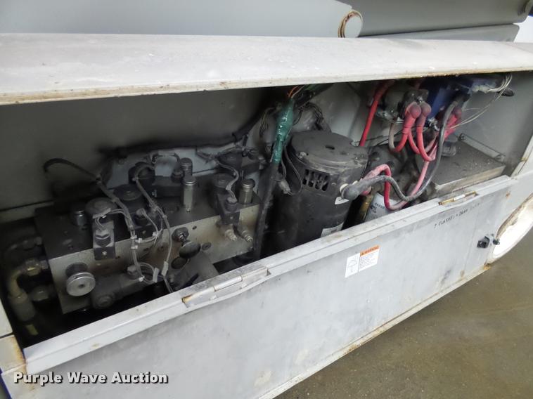 image for item AL9012 2000 Mec 2647ES scissor lift