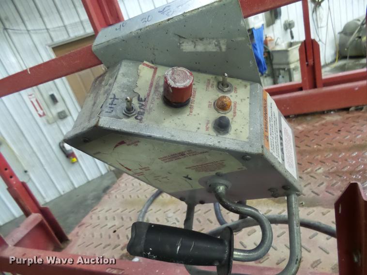 image for item AL9012 2000 Mec 2647ES scissor lift