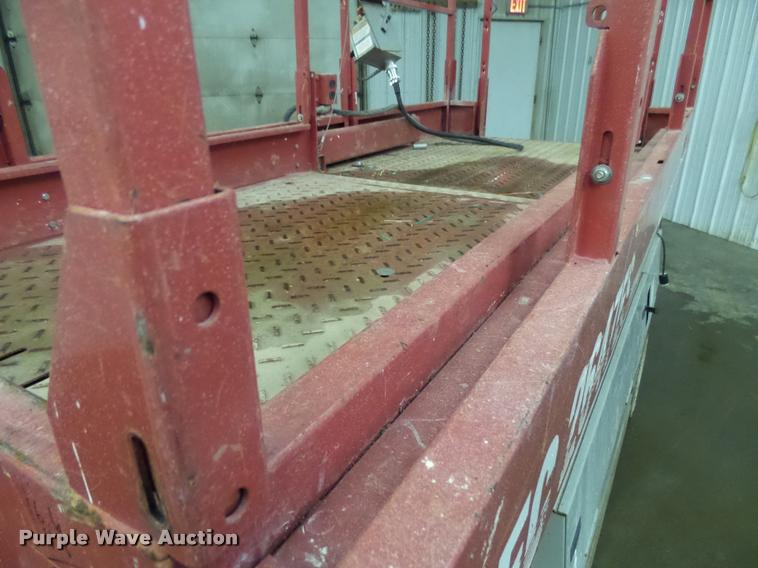 image for item AL9012 2000 Mec 2647ES scissor lift