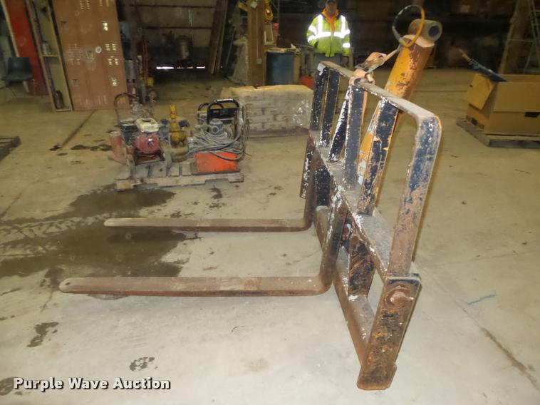 image for item AU9694 Lull forklift attachment