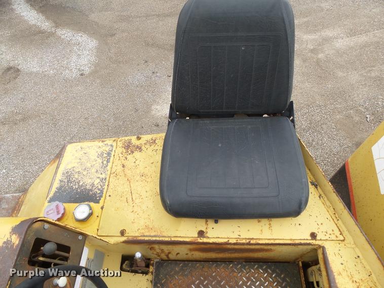 image for item BM9522 Hyster C530A pneumatic roller