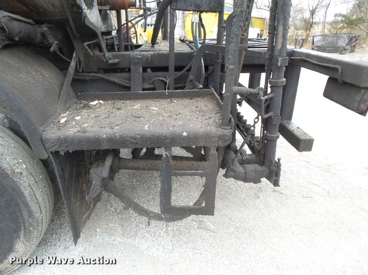 image for item BM9525 1991 GMC TopKick oil distributor truck