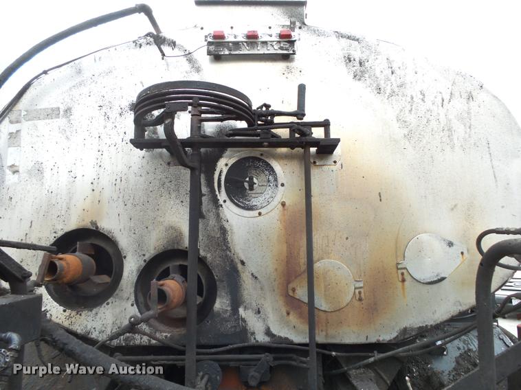 image for item BM9525 1991 GMC TopKick oil distributor truck