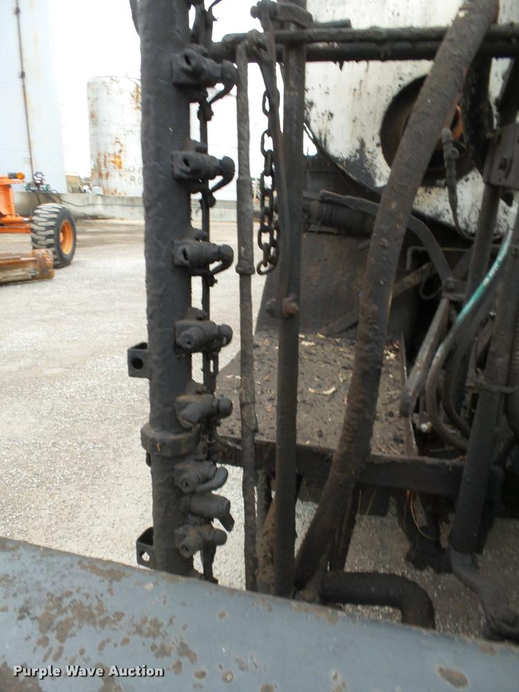 image for item BM9525 1991 GMC TopKick oil distributor truck