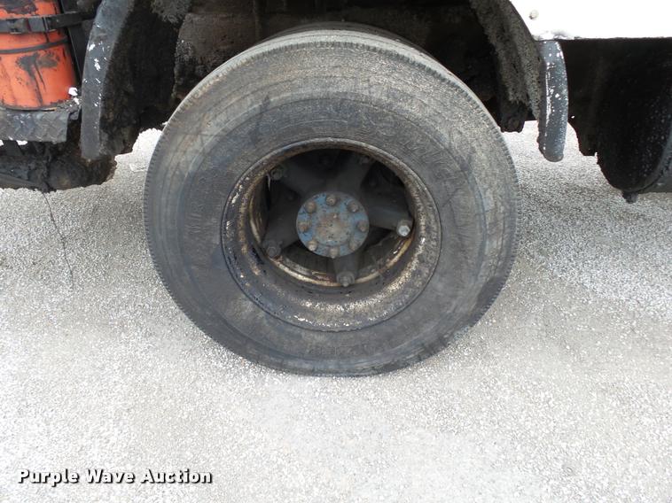 image for item BM9525 1991 GMC TopKick oil distributor truck