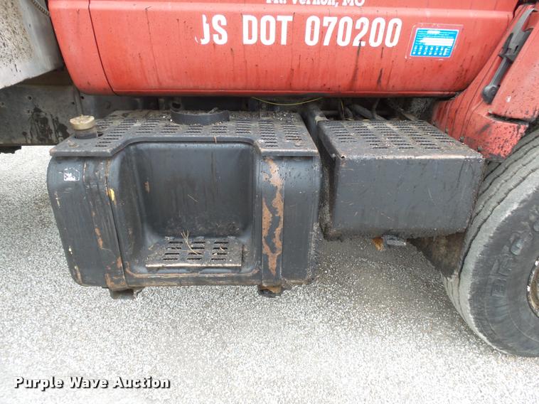 image for item BM9525 1991 GMC TopKick oil distributor truck