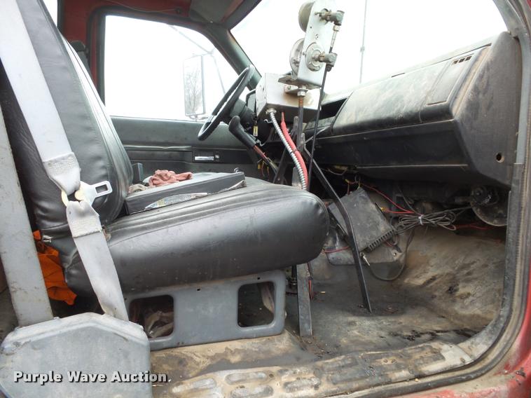 image for item BM9525 1991 GMC TopKick oil distributor truck