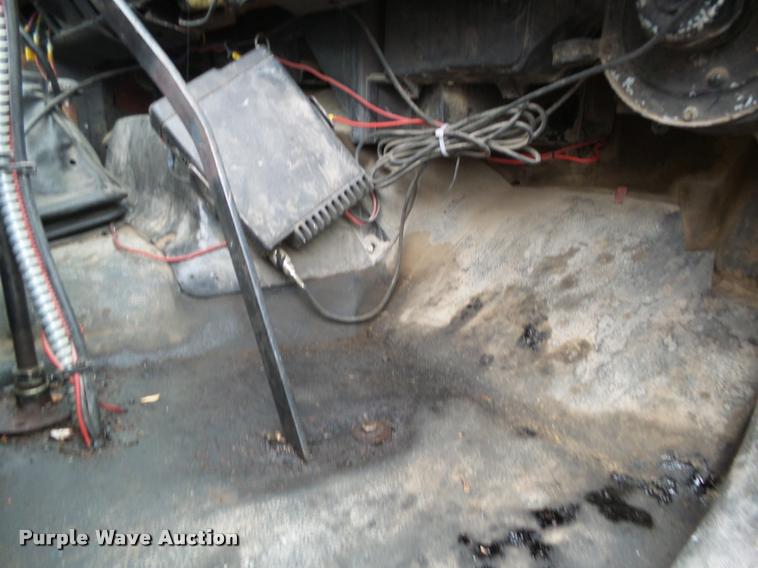 image for item BM9525 1991 GMC TopKick oil distributor truck