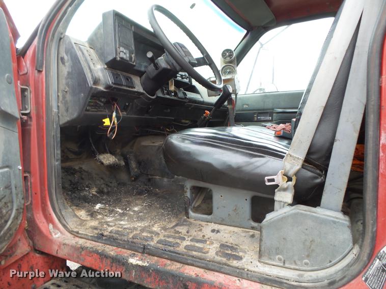 image for item BM9525 1991 GMC TopKick oil distributor truck