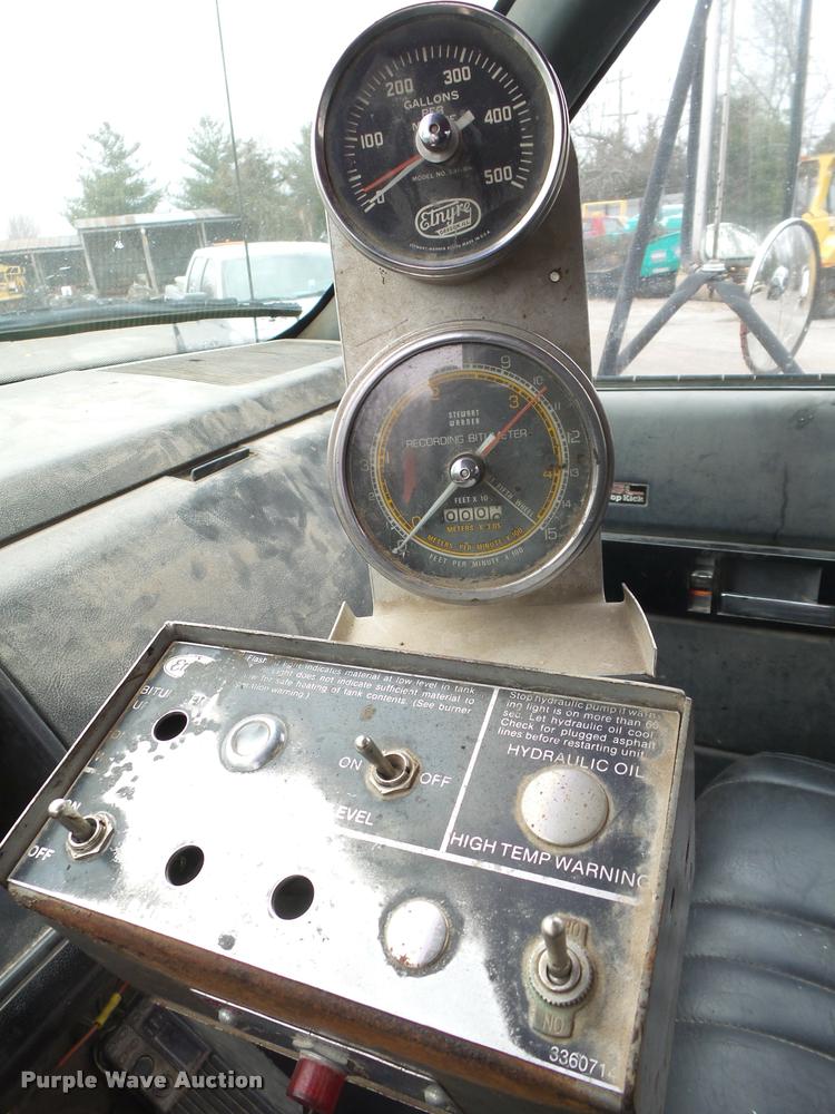 image for item BM9525 1991 GMC TopKick oil distributor truck