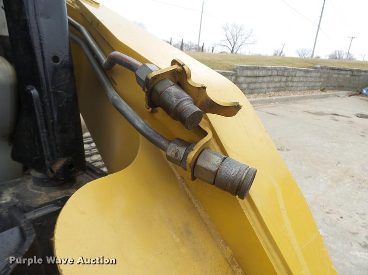 image for item CC9067 2004 Caterpillar 287B skid steer