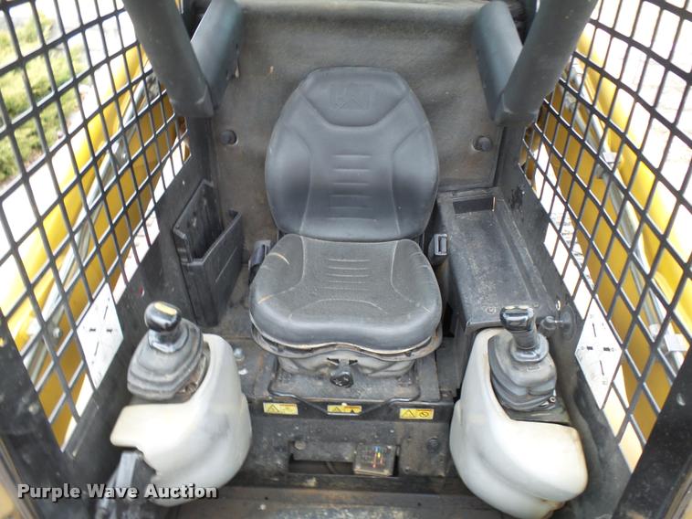 image for item CC9067 2004 Caterpillar 287B skid steer