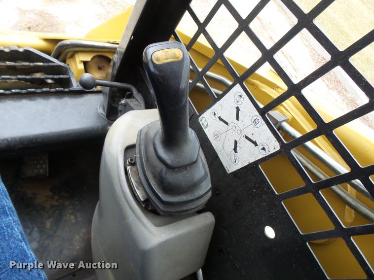 image for item CC9067 2004 Caterpillar 287B skid steer