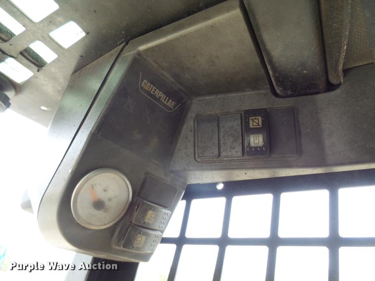 image for item CC9067 2004 Caterpillar 287B skid steer