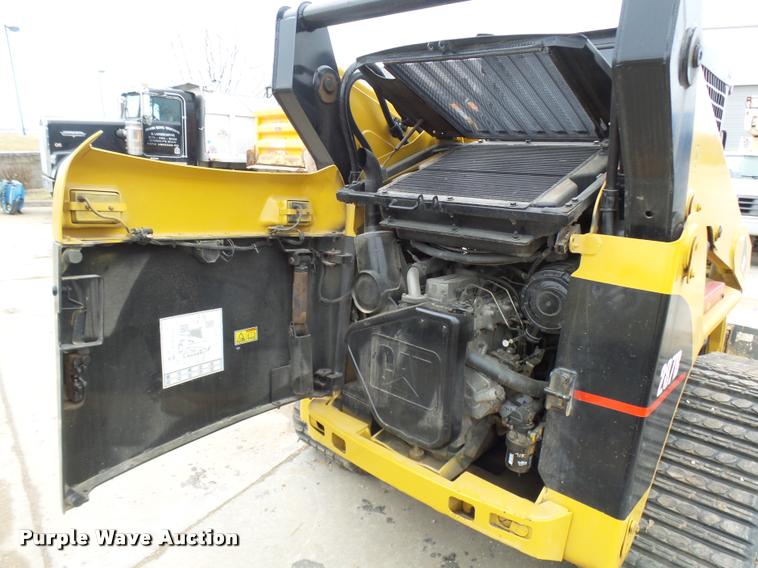 image for item CC9067 2004 Caterpillar 287B skid steer