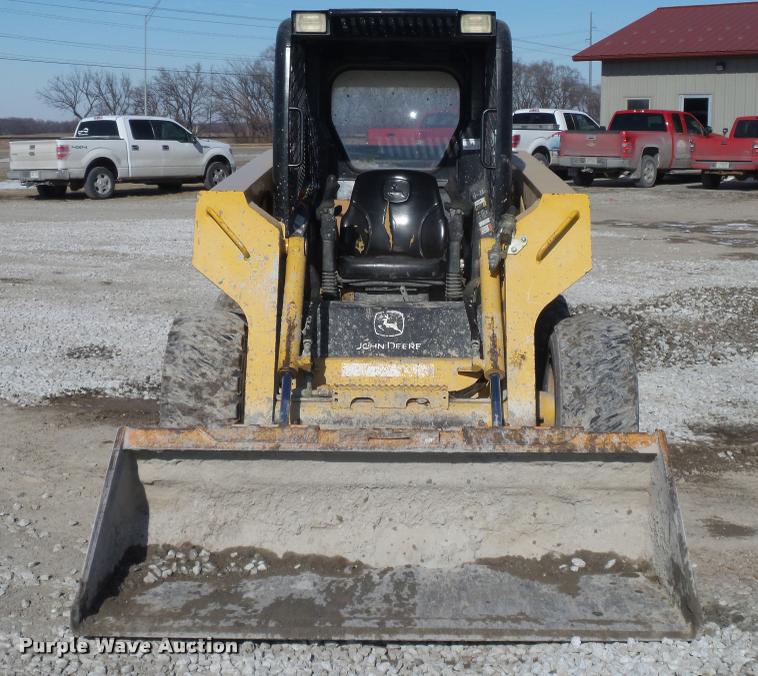 image for item DA0543 2007 John Deere 325 skid steer