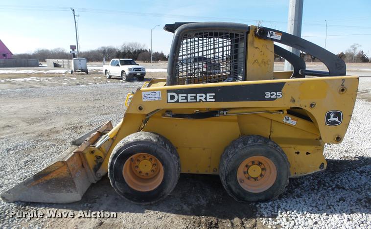 image for item DA0543 2007 John Deere 325 skid steer
