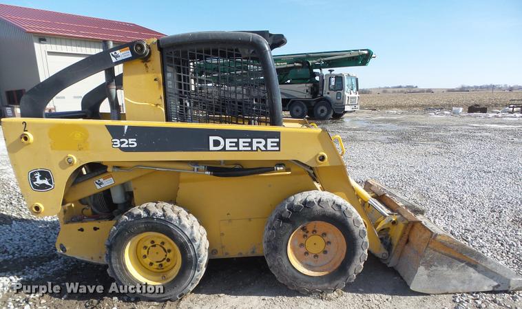 image for item DA0543 2007 John Deere 325 skid steer