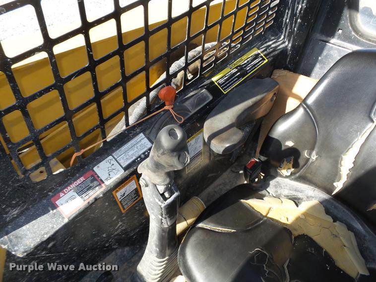 image for item DA0543 2007 John Deere 325 skid steer