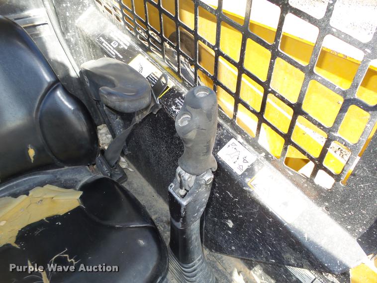 image for item DA0543 2007 John Deere 325 skid steer