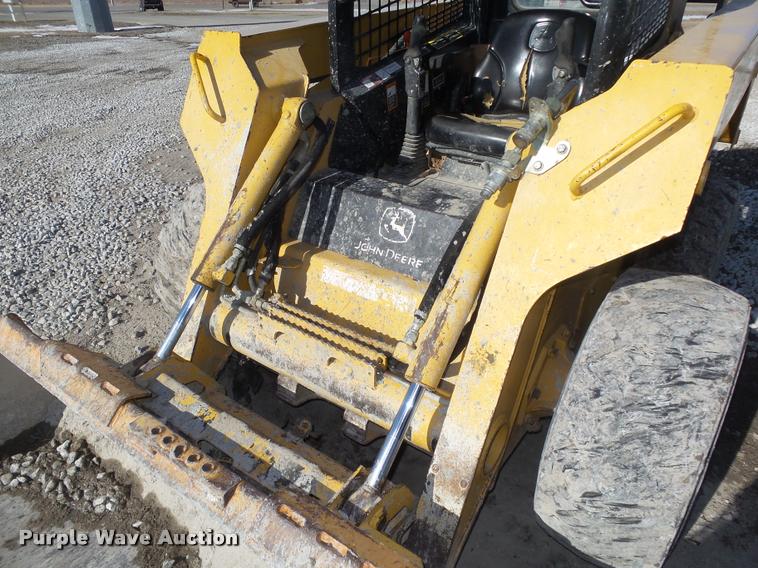 image for item DA0543 2007 John Deere 325 skid steer