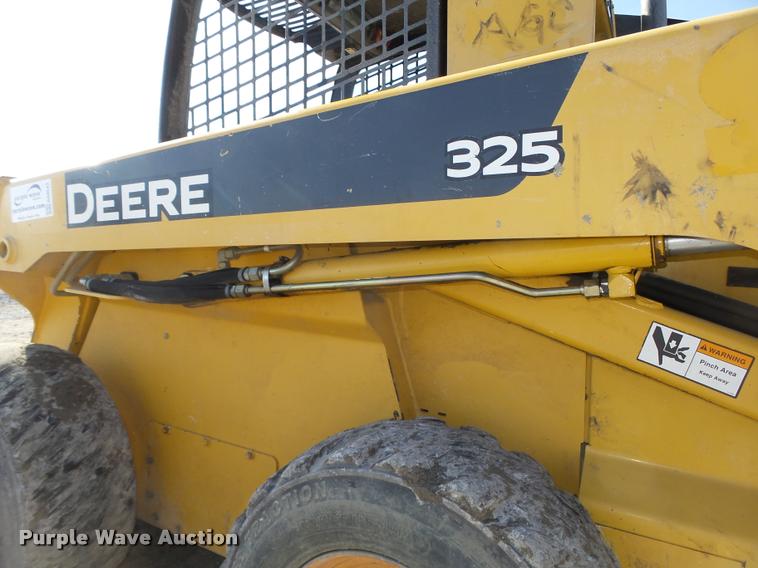 image for item DA0543 2007 John Deere 325 skid steer