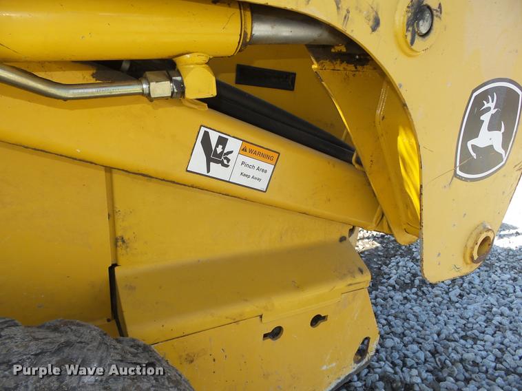 image for item DA0543 2007 John Deere 325 skid steer