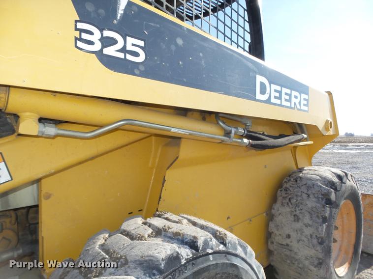 image for item DA0543 2007 John Deere 325 skid steer