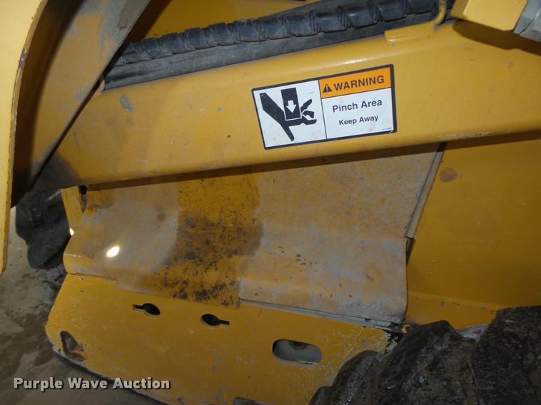 image for item DA0543 2007 John Deere 325 skid steer