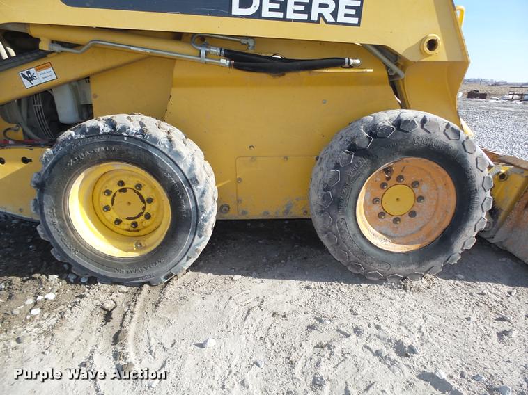 image for item DA0543 2007 John Deere 325 skid steer