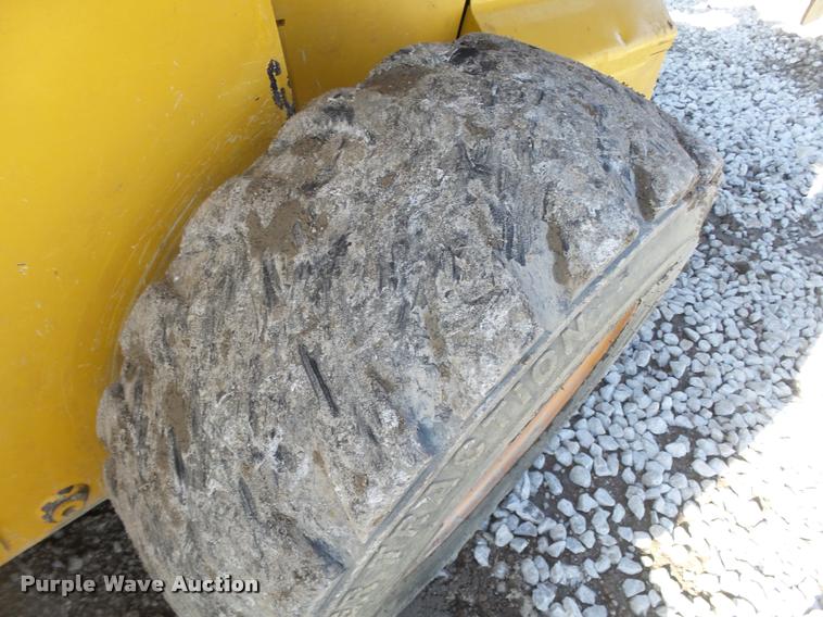 image for item DA0543 2007 John Deere 325 skid steer