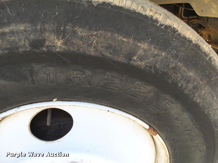 image for item DA2522 1995 Ford F800 Super Duty flatbed truck