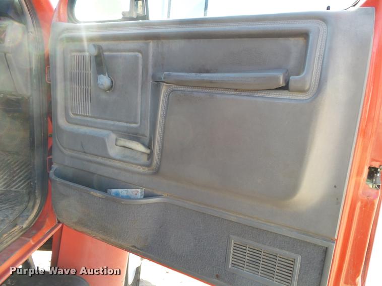 image for item DA2522 1995 Ford F800 Super Duty flatbed truck