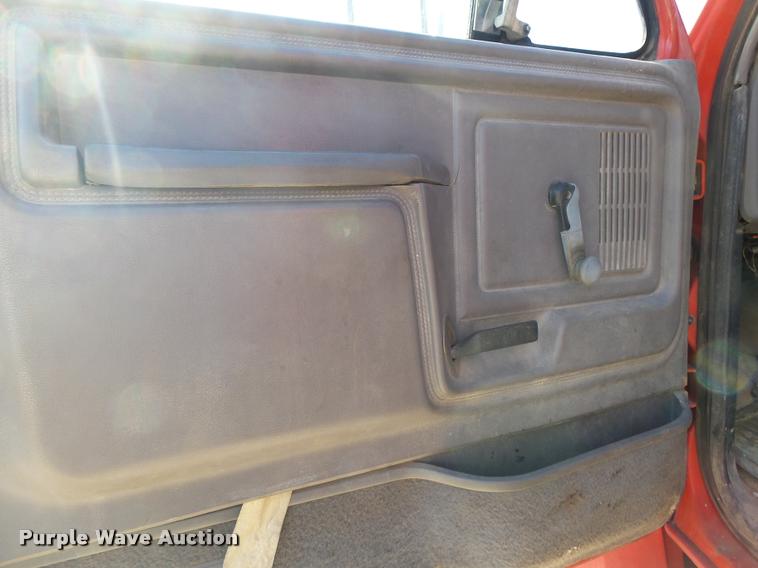 image for item DA2522 1995 Ford F800 Super Duty flatbed truck