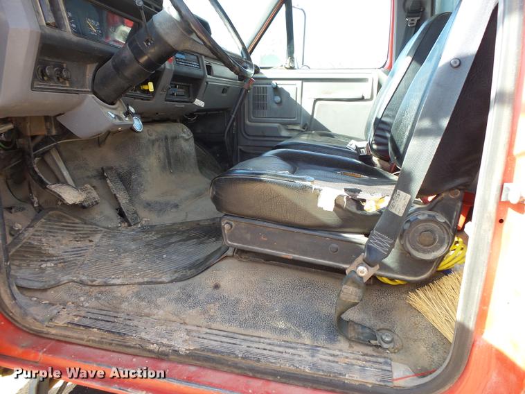 image for item DA2522 1995 Ford F800 Super Duty flatbed truck