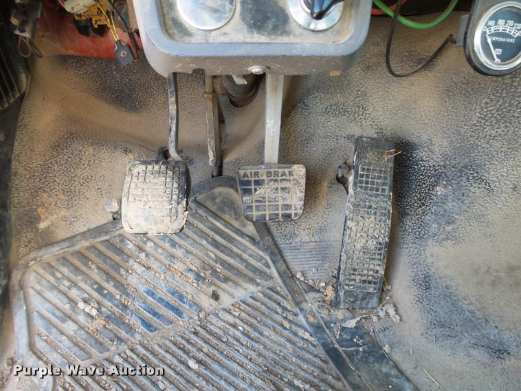 image for item DA2522 1995 Ford F800 Super Duty flatbed truck