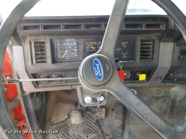 image for item DA2522 1995 Ford F800 Super Duty flatbed truck