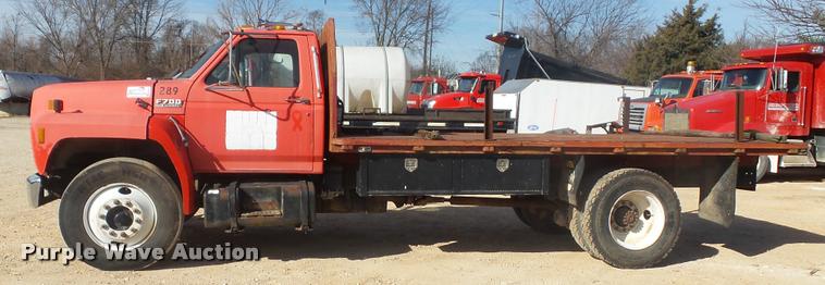 image for item DA2523 1994 Ford F700 flatbed truck