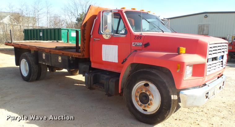 image for item DA2523 1994 Ford F700 flatbed truck