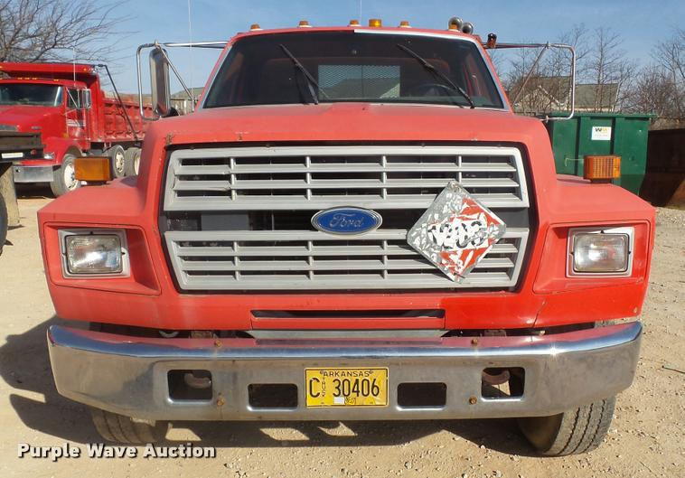 image for item DA2523 1994 Ford F700 flatbed truck