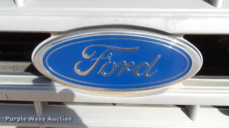 image for item DA2523 1994 Ford F700 flatbed truck