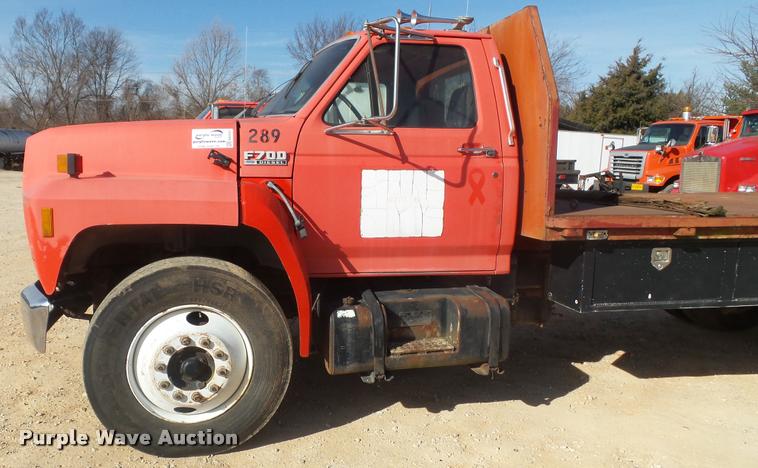 image for item DA2523 1994 Ford F700 flatbed truck