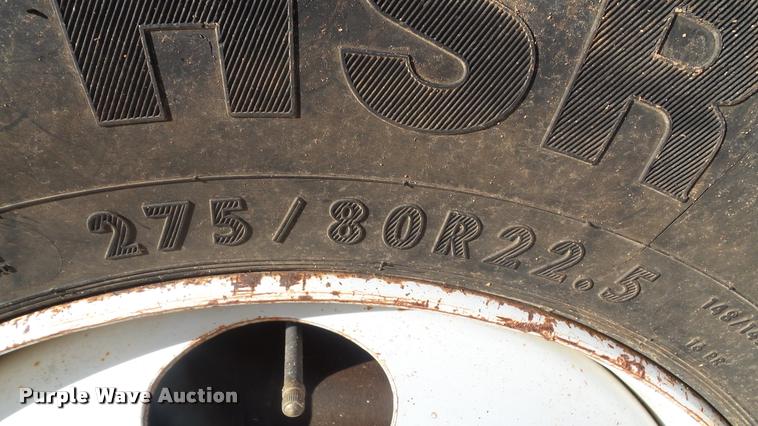 image for item DA2523 1994 Ford F700 flatbed truck