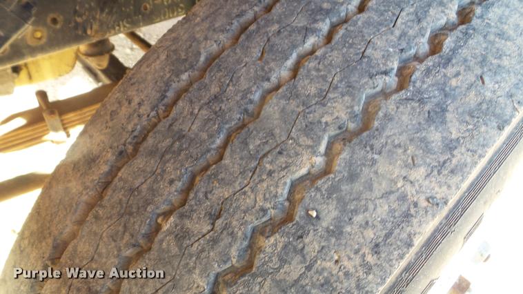 image for item DA2523 1994 Ford F700 flatbed truck